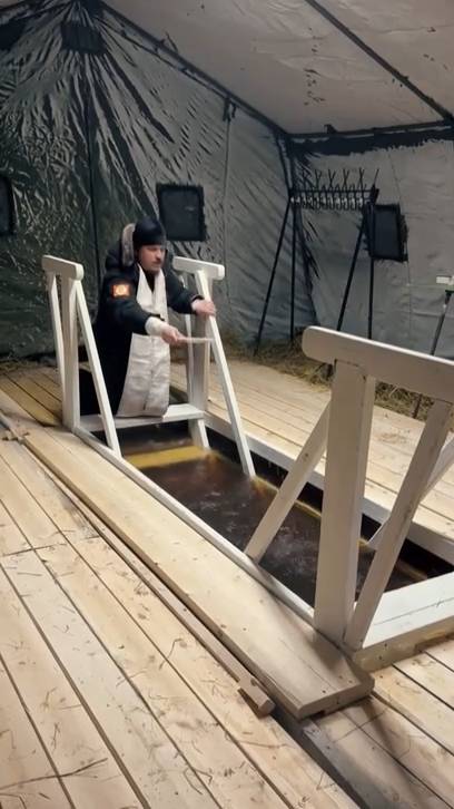 В ДЕНЬ КРЕЩЕНИЯ / Как работники компании отметили православный праздник в Новом Уренгое смотреть онлайн