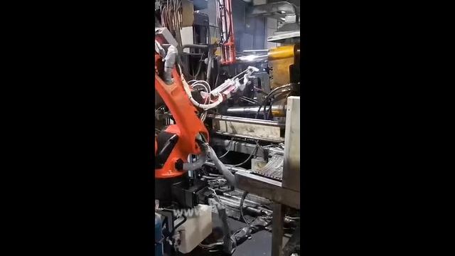 110. Мощный робот выгружает отливки из машины для литья под давлением