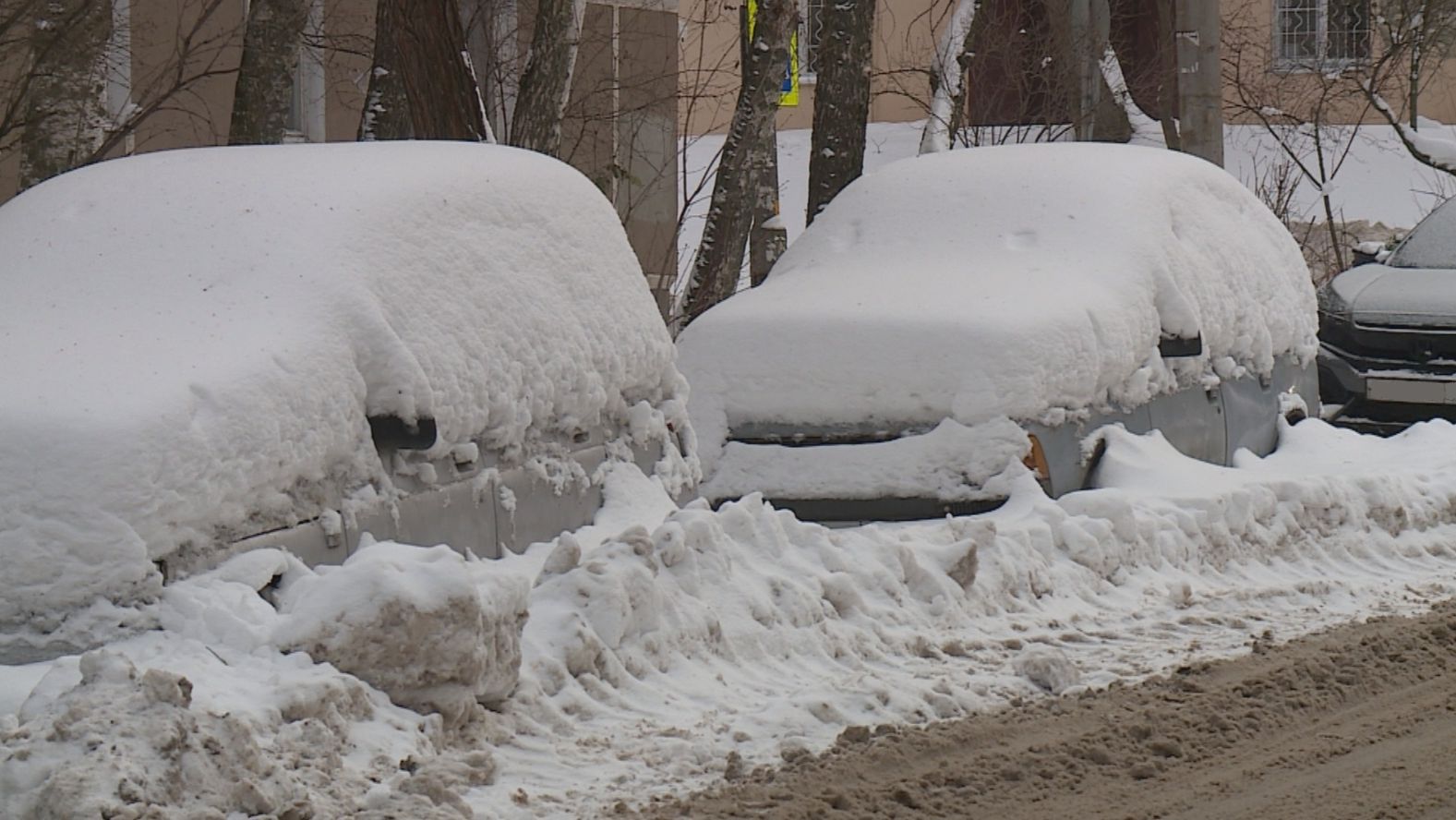 Ледяной плен: почему в Рязани не удается освободить от снега обочины смотреть онлайн