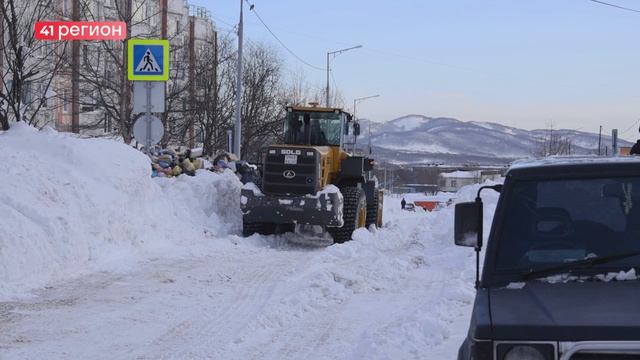 ВЫВОЗ И УБОРКА СНЕГА ПРОДОЛЖАЮТСЯ В ПЕТРОПАВЛОВСКЕ, ПРИБЫЛА ТЕХНИКА ИЗ ДРУГИХ РЕГИОНОВ • НОВОСТИ смотреть онлайн