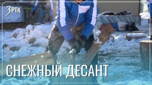 Вместо съёмки рилсов рубят дрова в деревне