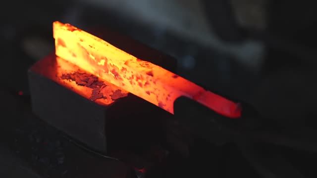 Уникальные мастера-кузнецы изготавливающие ножи уже 1000 лет. смотреть онлайн