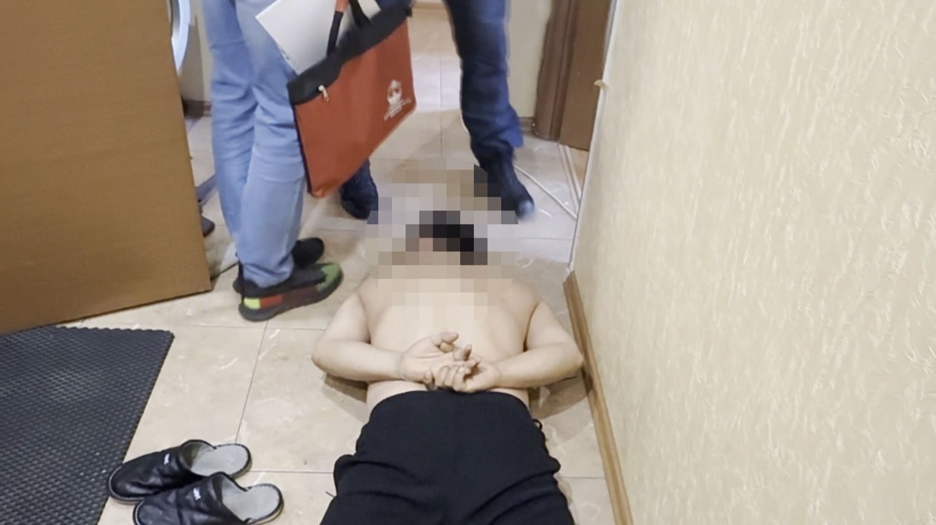 Лицами в пол. В Ивановской области накрыли подпольное производство фальшивого алкоголя смотреть онлайн