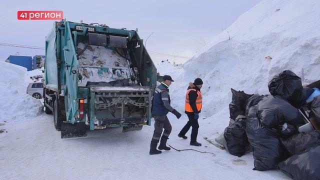 ДОПОЛНИТЕЛЬНЫЕ СИЛЫ НАПРАВИЛИ НА УБОРКУ МУСОРА В ПЕТРОПАВЛОВСКЕ • НОВОСТИ КАМЧАТКИ смотреть онлайн