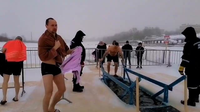 Крещение .Ныряние в прорубь.Сыктывкар смотреть онлайн