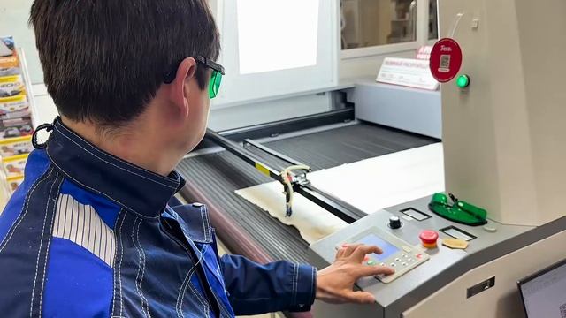 Видео: гравировка текстиля и кожи на лазерном раскройщике Photonim смотреть онлайн