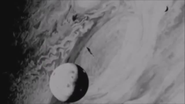 На парковке в Германии нашли флешку с загадочными снимками планет и НЛО начала XX века смотреть онлайн