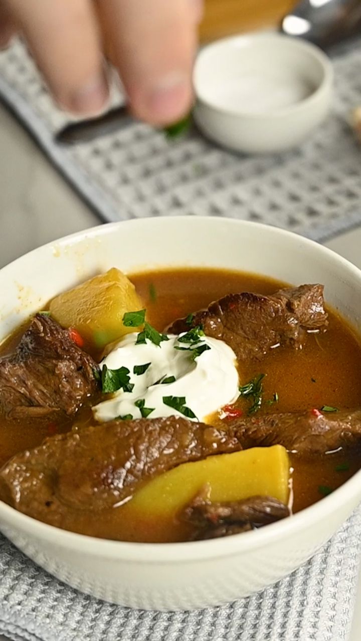 Гуляш паприкаш. Очень вкусное жаркое с говядиной. Хоть на праздник, хоть просто так. смотреть онлайн