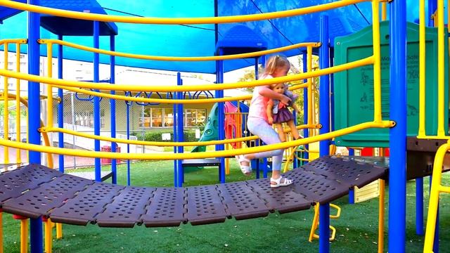 Настя с куклой играет на детской площадке. Мой весёлый