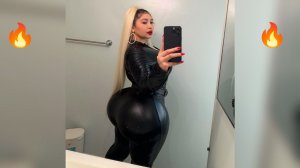 ДЕВУШКА С БОЛЬШОЙ ПОПОЙ КРАСИВО ТАНЦУЕТ