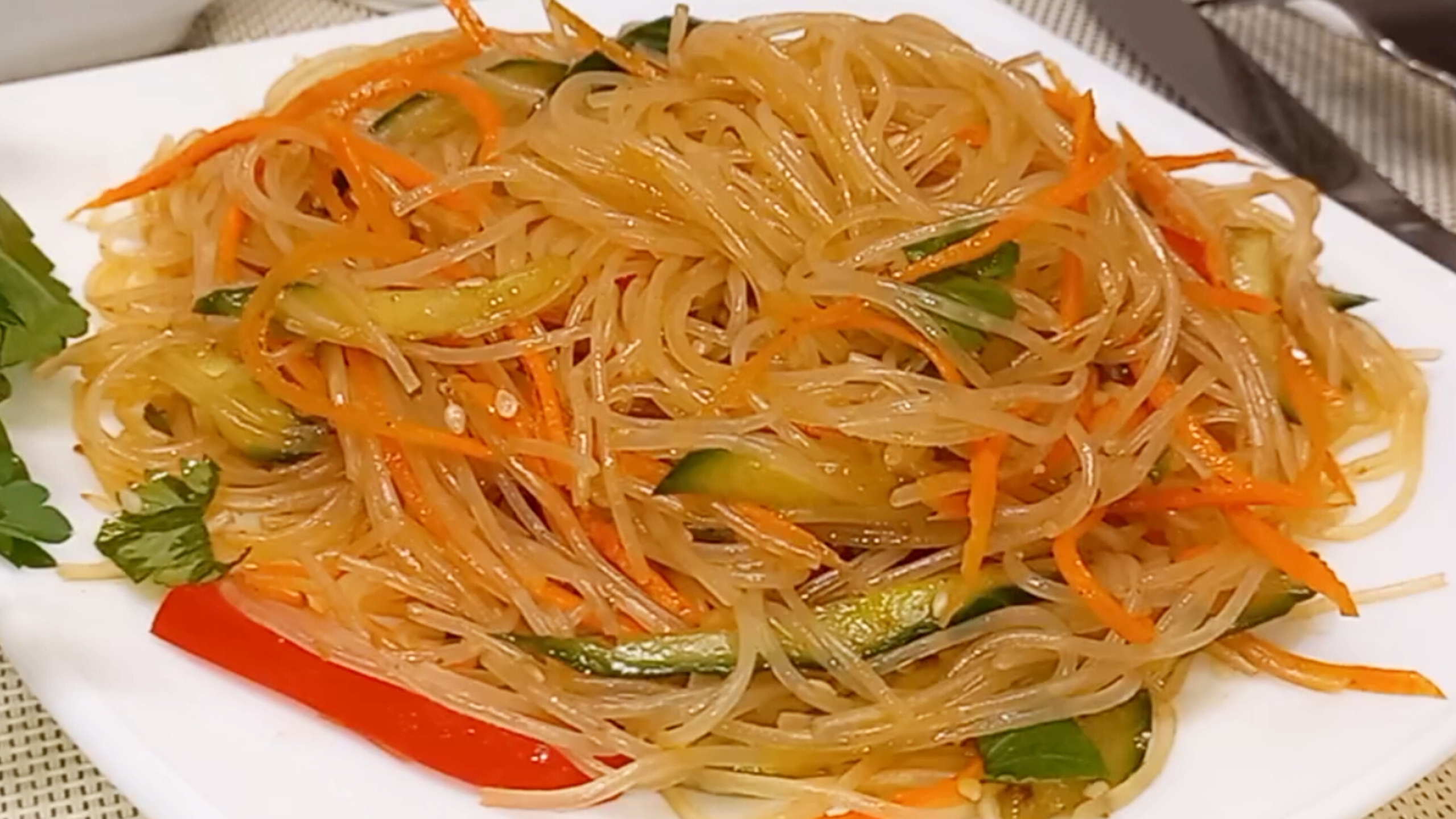 ФУНЧОЗА С ОВОЩАМИ! Легкий вкусный и простой салат за 15 минут Салат из фунчозы рецепт смотреть онлайн