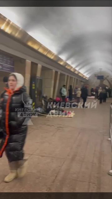 Киевляне готовятся ночевать в метро смотреть онлайн