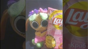 Едим чипсики с крабом))