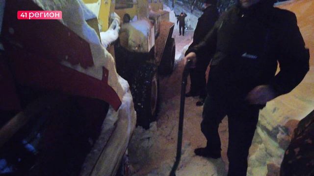 ПРИЕХАЛ И ЗАСТРЯЛ: ТРАКТОР ПРИШЛОСЬ ВЫЗВОЛЯТЬ ИЗ СНЕЖНОГО ПЛЕНА • БЕЗ КОММЕНТАРИЕВ смотреть онлайн