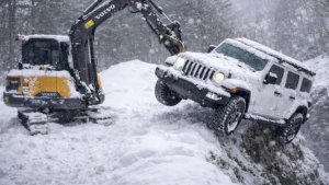 Я успела выскочить до того как машина перевернется, кемпинг с двумя кошками.