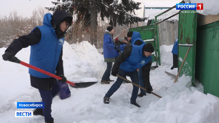 Новосибирские волонтёры «Снежного десанта» помогли пенсионерам в уборке снега смотреть онлайн