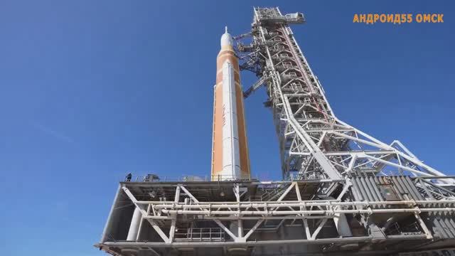 Комплекс из ракеты-носителя SLS и корабля Orion перемещ из здания сборки на стартовую площадку 39B смотреть онлайн