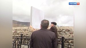 "Улица героя"  (на абазинском языке)"