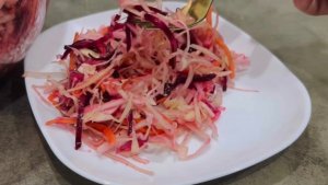 Салат из капусты с маслом / Как приготовить салат из свежей капусты - вкусный и простой