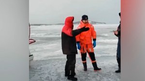 Рыбаков унесло на дрейфующей льдине в Охотское море на Сахалине