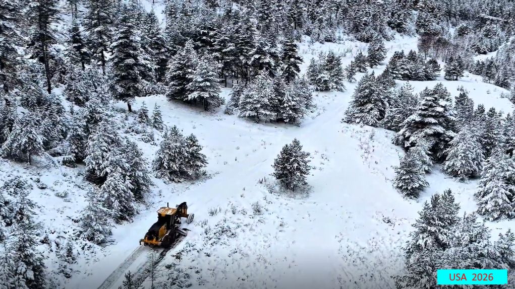 Грейдер. Грейдер расчищает горную дорогу после снегопада. смотреть онлайн