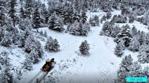 Грейдер. Грейдер расчищает горную дорогу после снегопада.