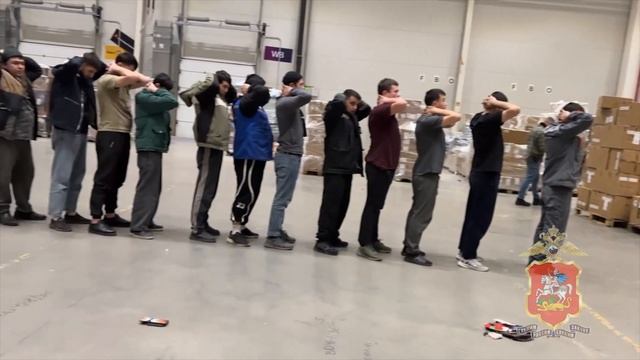 В Подмосковье в ходе проверки склада в микрорайоне Белые Столбы выявлен 21 нелегальный мигрант смотреть онлайн