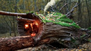 Мужчина превращает упавшее дерево в укрытие.