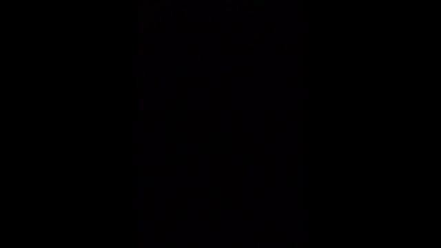 Сумкой, черенком и веником бьет председатель ТСЖ жильцов дома в Хабаровске смотреть онлайн