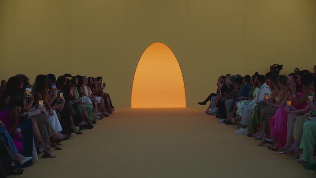 Показ женской коллекции Cult Gaia Resort 2024 смотреть онлайн