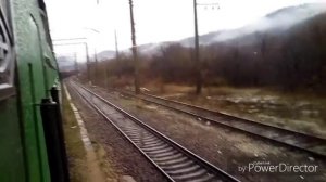 Грузовой поезд едет по встречке. Зачем? Посмотри - узнаешь.