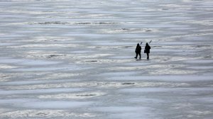 Льдину с рыбаками унесло в море на Сахалине