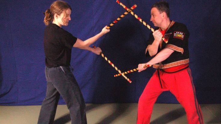 Сплотить свой персонал и  стимулировать работу решил начальник, способ только сомнителен, однако смотреть онлайн