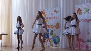 Девушки танцуют в школе