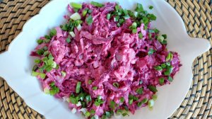 Свекольный салат с селёдкой. Салат из разряда «раз – два и готово».