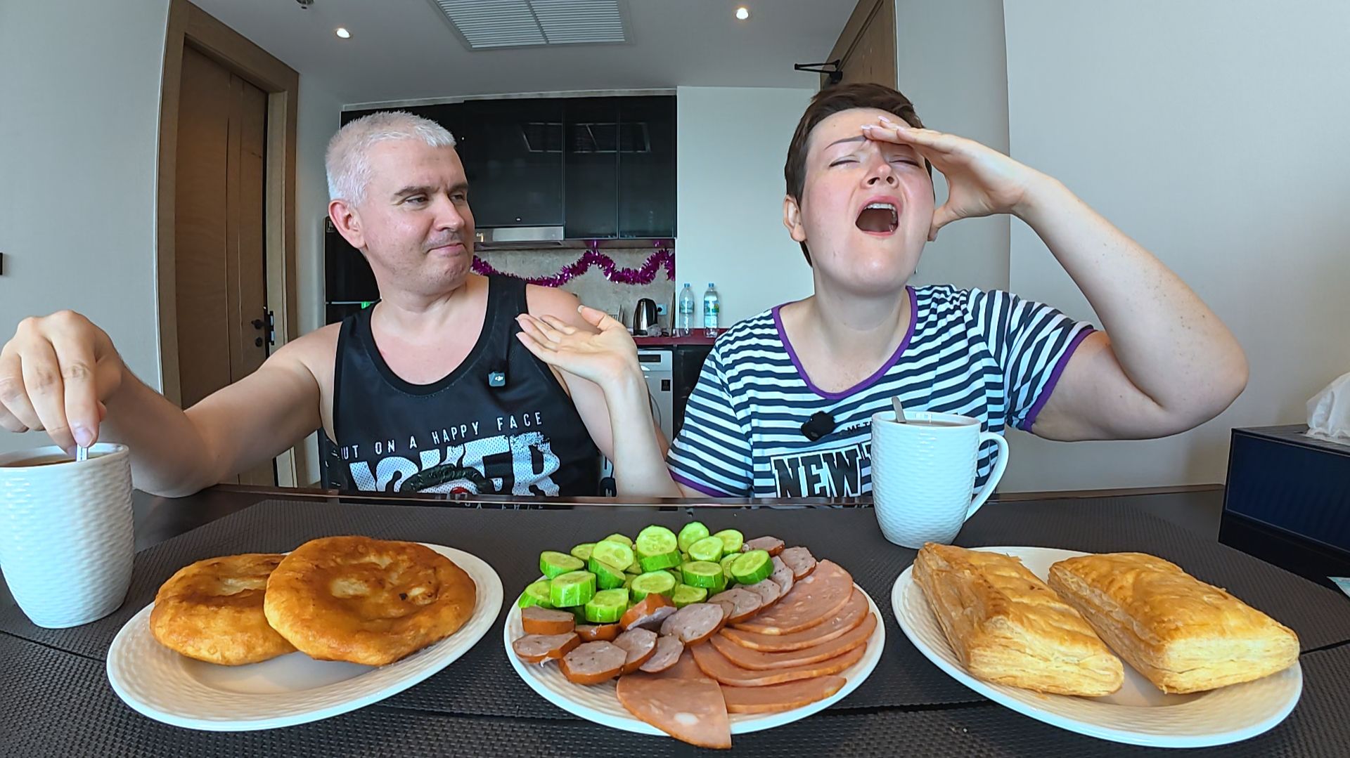 Мукбанг в нашей семье КЛЮВОМ не щёлкай! Как Вован меня СОБЛАЗНИЛ! Болталка и семейный обед Таиланд смотреть онлайн