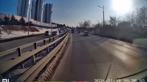 #Россия Во Владивостоке дегенерат за рулем грузовика не пропустил автомобиль "Скорой Помощи"