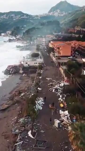 Разрушенные штормом набережные в Маццео и Таормине (Сицилия, Италия, 22.01.2026). смотреть онлайн