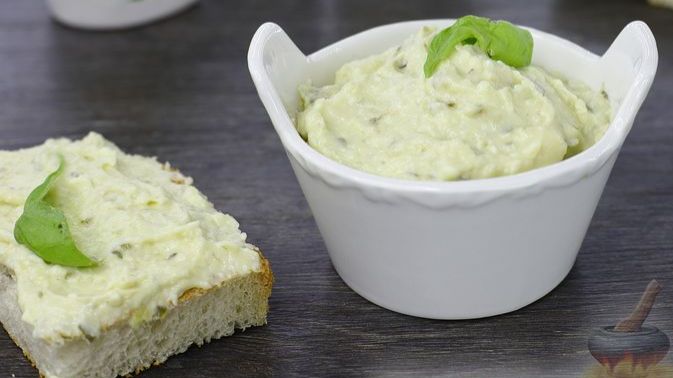 НАМАЗКА С ПЛАВЛЕНЫМ СЫРОМ И СОЛЁНЫМ ОГУРЦОМ смотреть онлайн