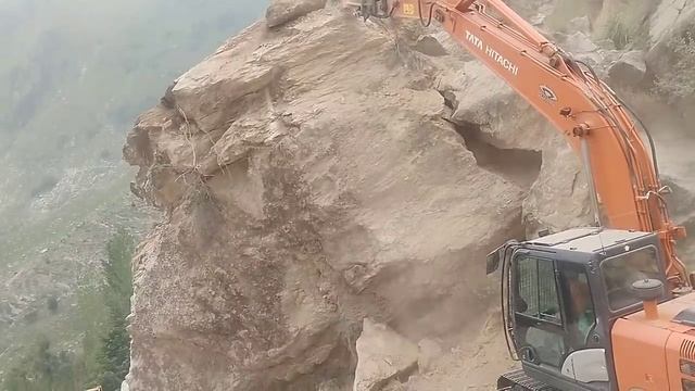 Breaking Rocky Mountain with Tata Hitachi Excavator for Mountain Road смотреть онлайн