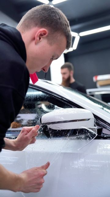 Процесс разбора BMW перед оклейкой