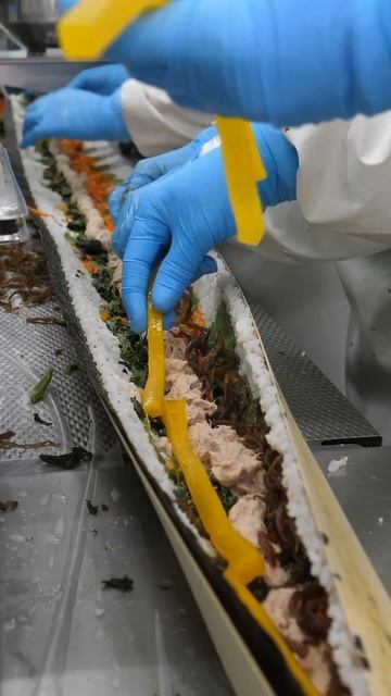 Процесс массового производства замороженного кимбапа смотреть онлайн