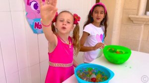Настя и Ева нашли магический душ с игрушками. Видео для
