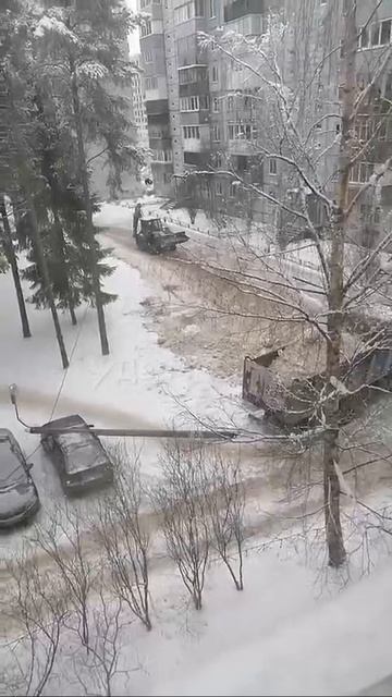 «У нас убирают снег — посмотрите, как работает техника»: сразу после этих слов «КамАЗ» снёс фонарный смотреть онлайн