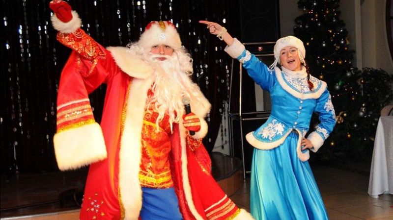 Вот Дед Мороз танцор, Снегурочка с ним  будет танцевать, кому же в Новый Год то зажигать, не им  ли? смотреть онлайн