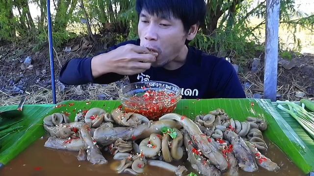 Отварные свиные кишки с соусом из морепродуктов и свежими овощами, это невероятно вкусно друзья мои! смотреть онлайн