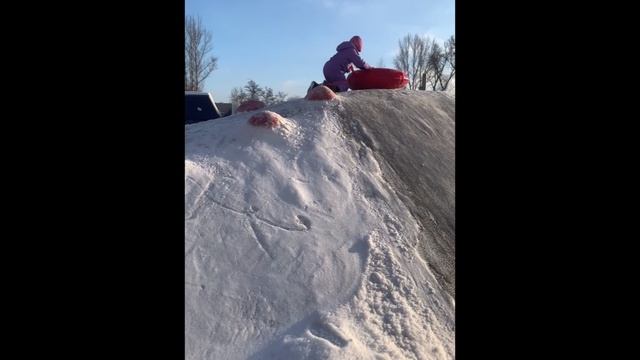 Альпинистка на ватрушке