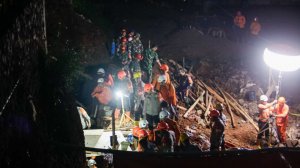 Семь человек погибли и 82 пропали без вести при оползне в Индонезии