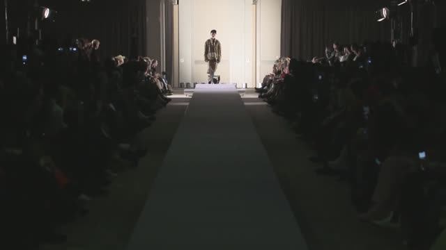 Показ коллекции Andreas Kronthaler для Vivienne Westwood осень-зима 2019-2020 смотреть онлайн