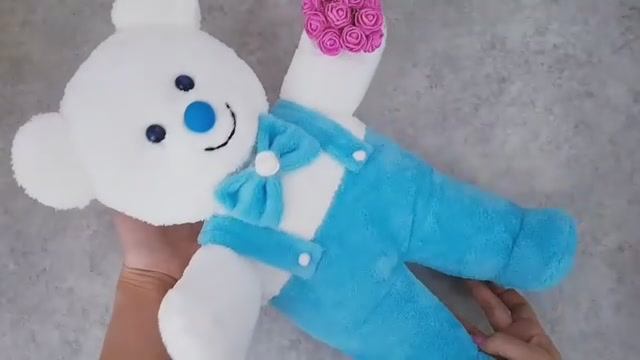 Плюшевый мишка в комбинезоне! Поделки детям своими руками! смотреть онлайн